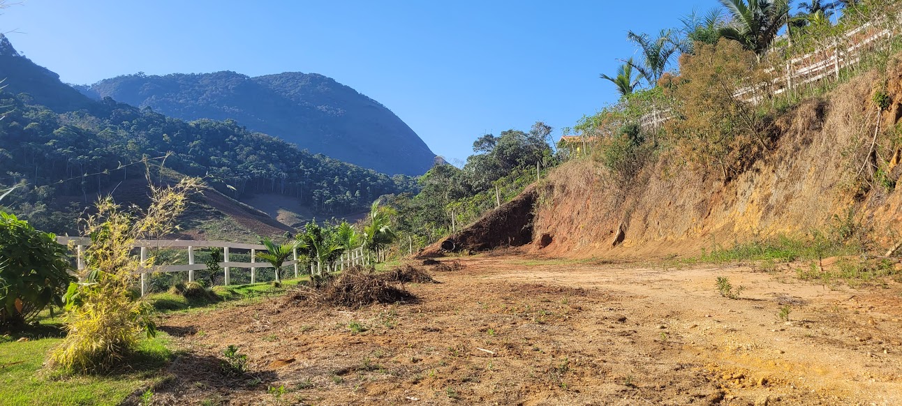 Terreno Plano com Rio