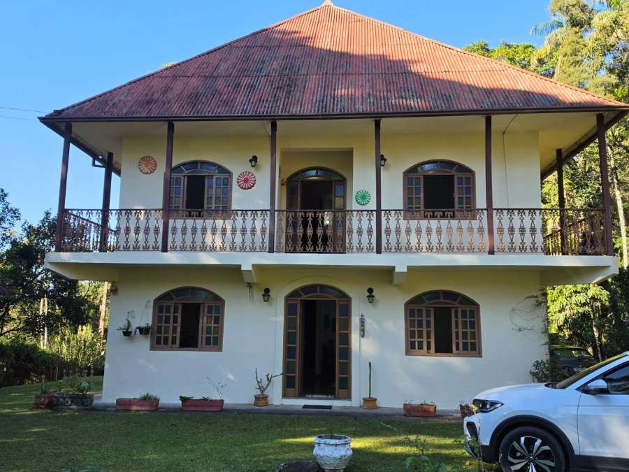Linda Casa em Condomínio Fechado